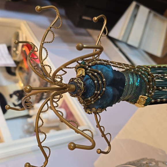 Pretty Mannequin-style Jewelry Holder - Picture 2 of 4